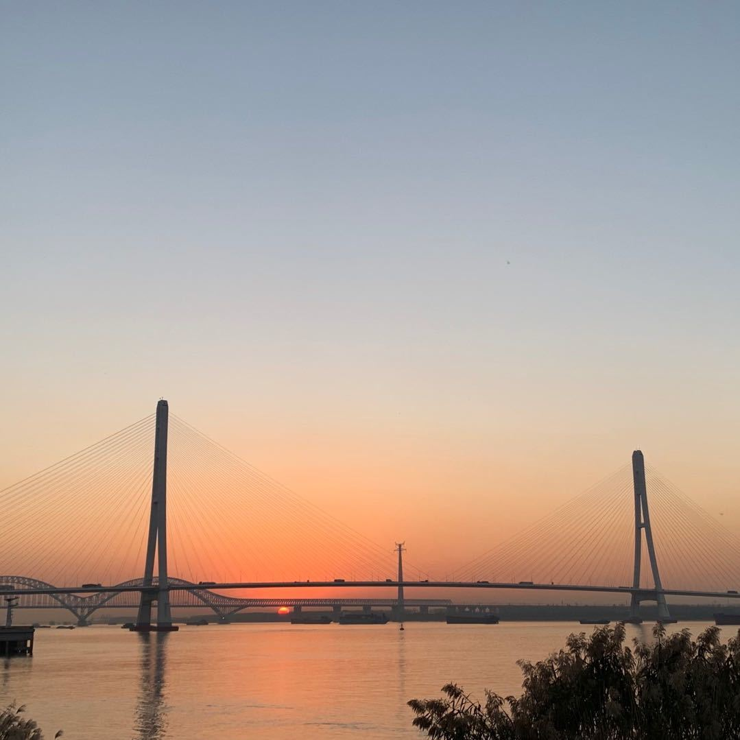 夕阳下的江桥